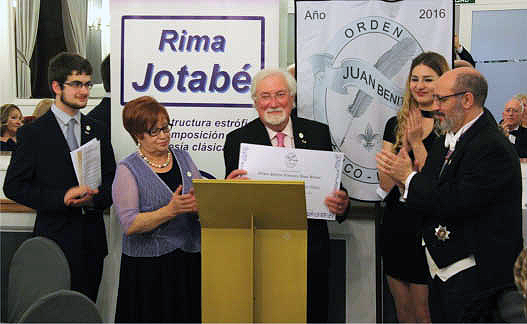 El Maestre de Honor Extraordinario 2018, don Juan Manuel Gómez de Edeta, recogiendo su diploma, insignia y partitura de nuestro himno, el himno "Artes Escritasa". 